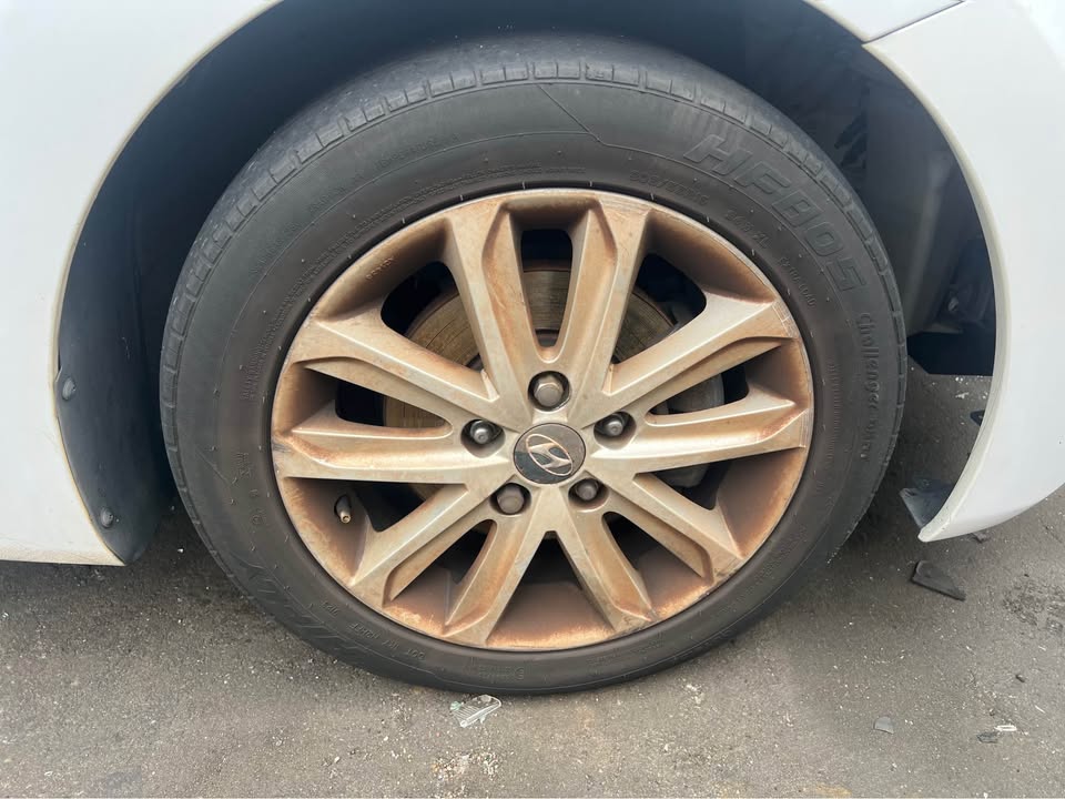 2015-Hyundai-Elantra tyre